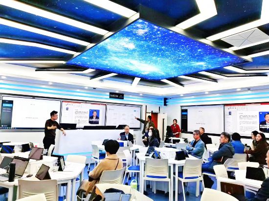 2023年，首都經濟貿易大學開展了“數(shù)智+”智慧教學生態(tài)體系建設工程，教師們在全新打造的AIGC教室研討“人工智能”+“人才培養(yǎng)”