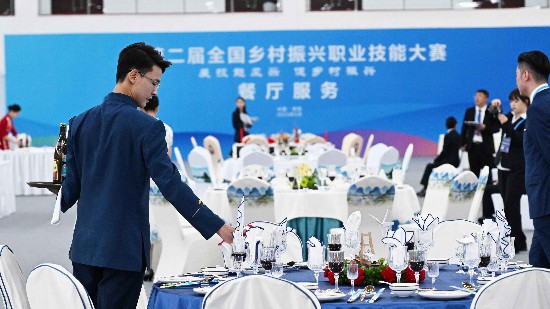 學(xué)校學(xué)子在第二屆全國鄉(xiāng)村振興職業(yè)技能大賽餐廳服務(wù)賽項(xiàng)中獲獎(jiǎng)，這是學(xué)校同時(shí)也是北京市第一次在該賽項(xiàng)中獲得獎(jiǎng)項(xiàng)