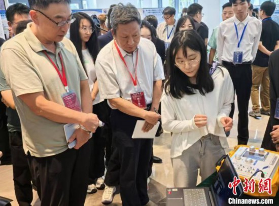 游瓊宇向安全工程領(lǐng)域的專家介紹電離輻射實(shí)驗(yàn)教學(xué)平臺(tái)。王祥帥 攝