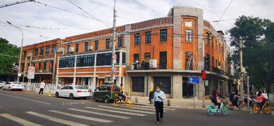 2021年，北京建筑大學(xué)建筑與城市規(guī)劃學(xué)院丁奇教授主持完成了北京市西城區(qū)西安門大街街區(qū)改造提升項(xiàng)目，圖為保護(hù)修繕后的紅樓公共藏書樓
