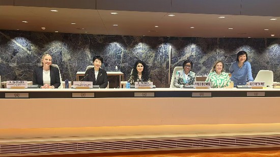 北二外教授、國家文化發(fā)展國際戰(zhàn)略研究院常務副院長李嘉珊教授（左二）出席聯(lián)合國貿(mào)易和發(fā)展會議