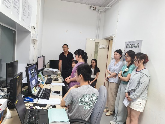 北二外學生在中科院心理所收集磁共振數(shù)據(jù)
