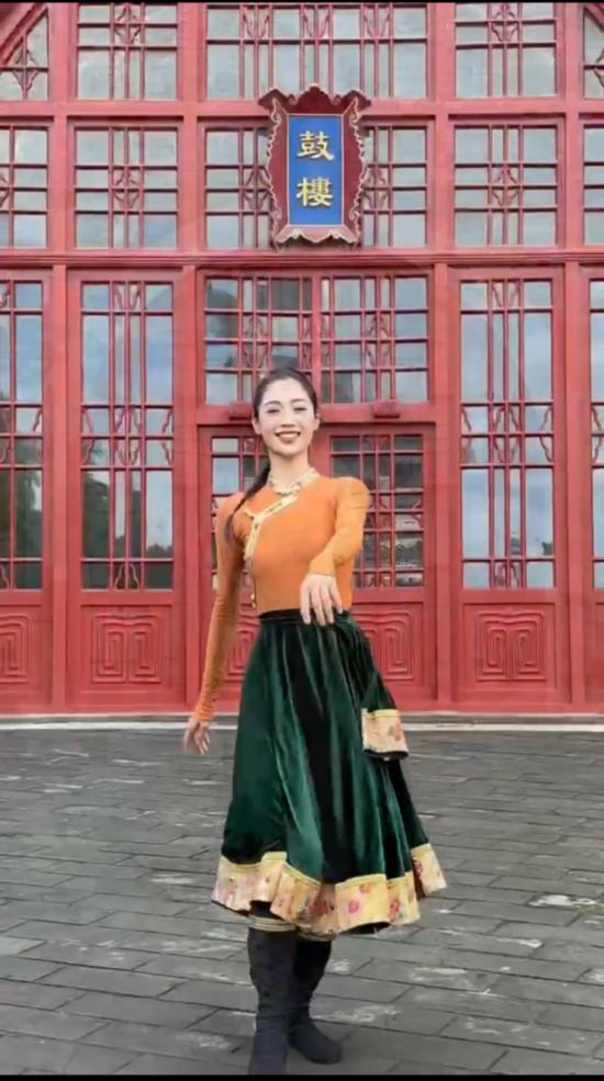 中國民族民間舞系學(xué)生實(shí)地拍攝短視頻《用民族舞帶您感受北京中軸線》