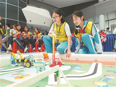 學生參加中小學機器人競賽“人工智能”項目比賽。視覺中國供圖