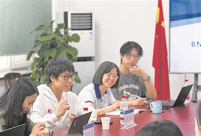 圖為北京師范大學人工智能學院畢業(yè)生正在交流經(jīng)驗。受訪者供圖